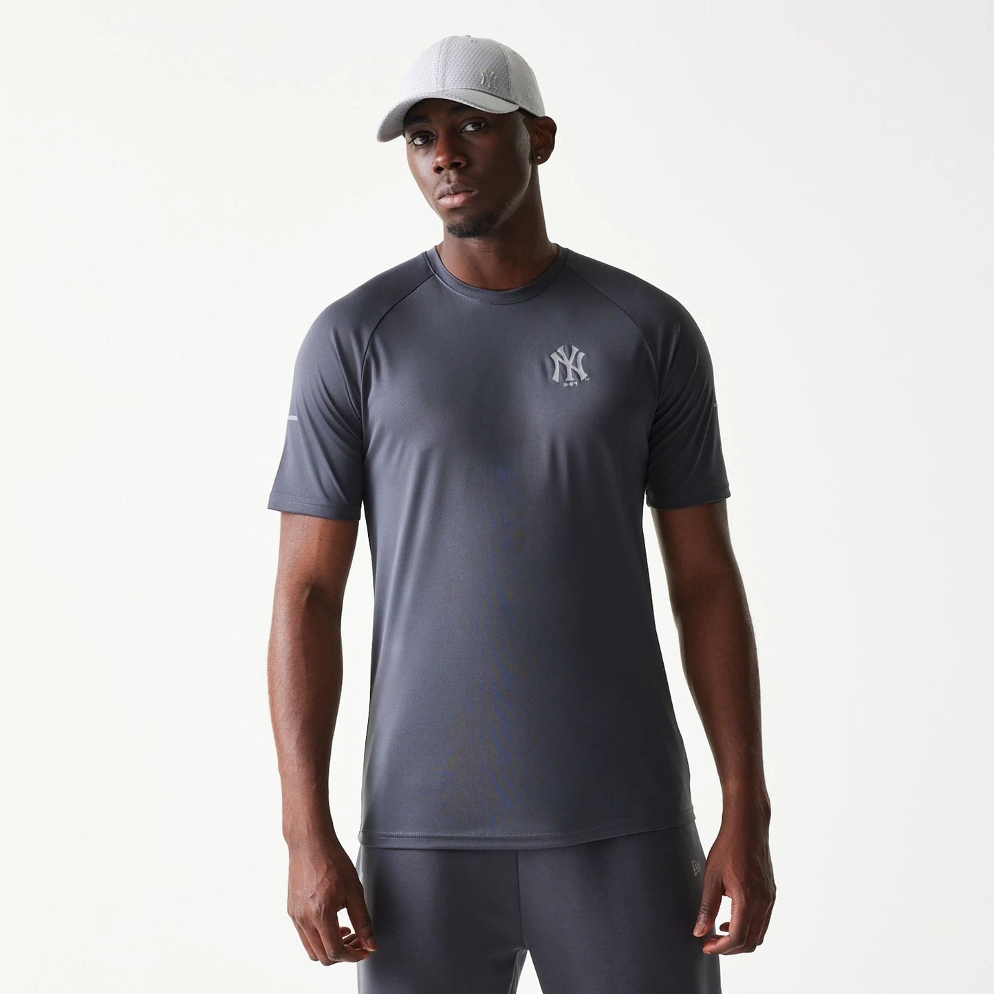 The model is wearing this MLB New York Yankees T-Shirt in dark grey. 1