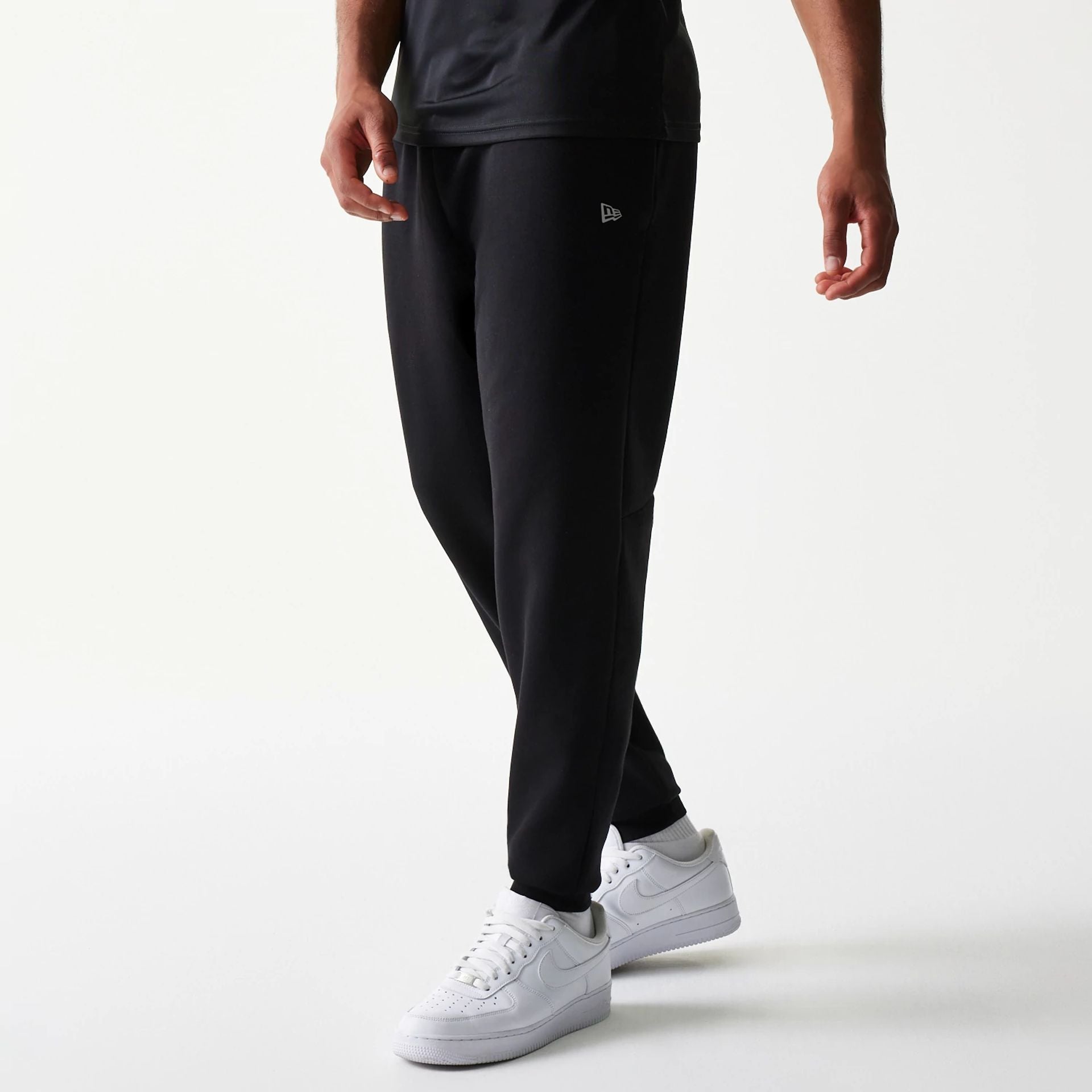 The model is wearing this MLB New York Yankees Joggers in black. 1