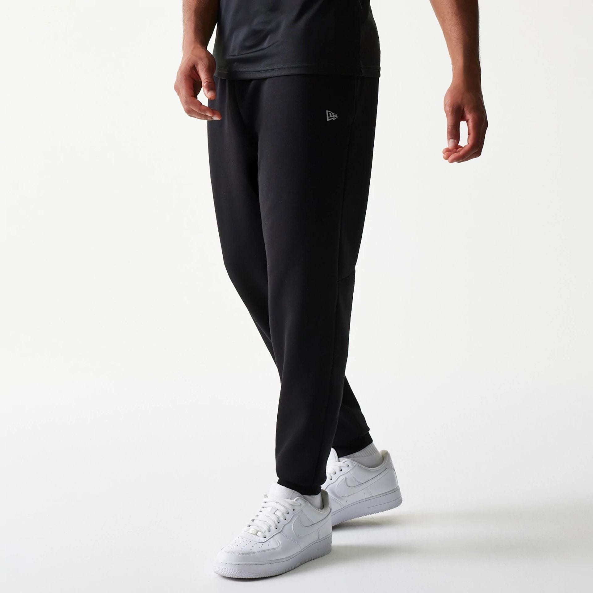 The model is wearing this MLB New York Yankees Joggers in black. 1