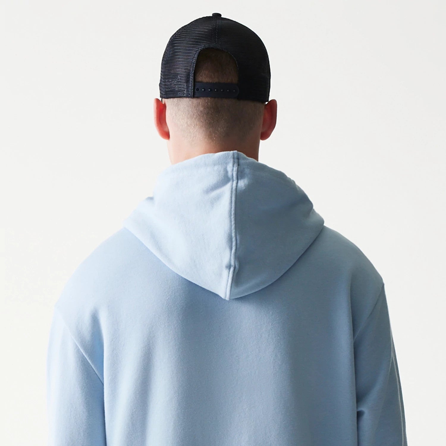 The model is wearing this MLB League Essential Midi New York Yankees Oversized Pullover Hoodie in pastel blue. 7