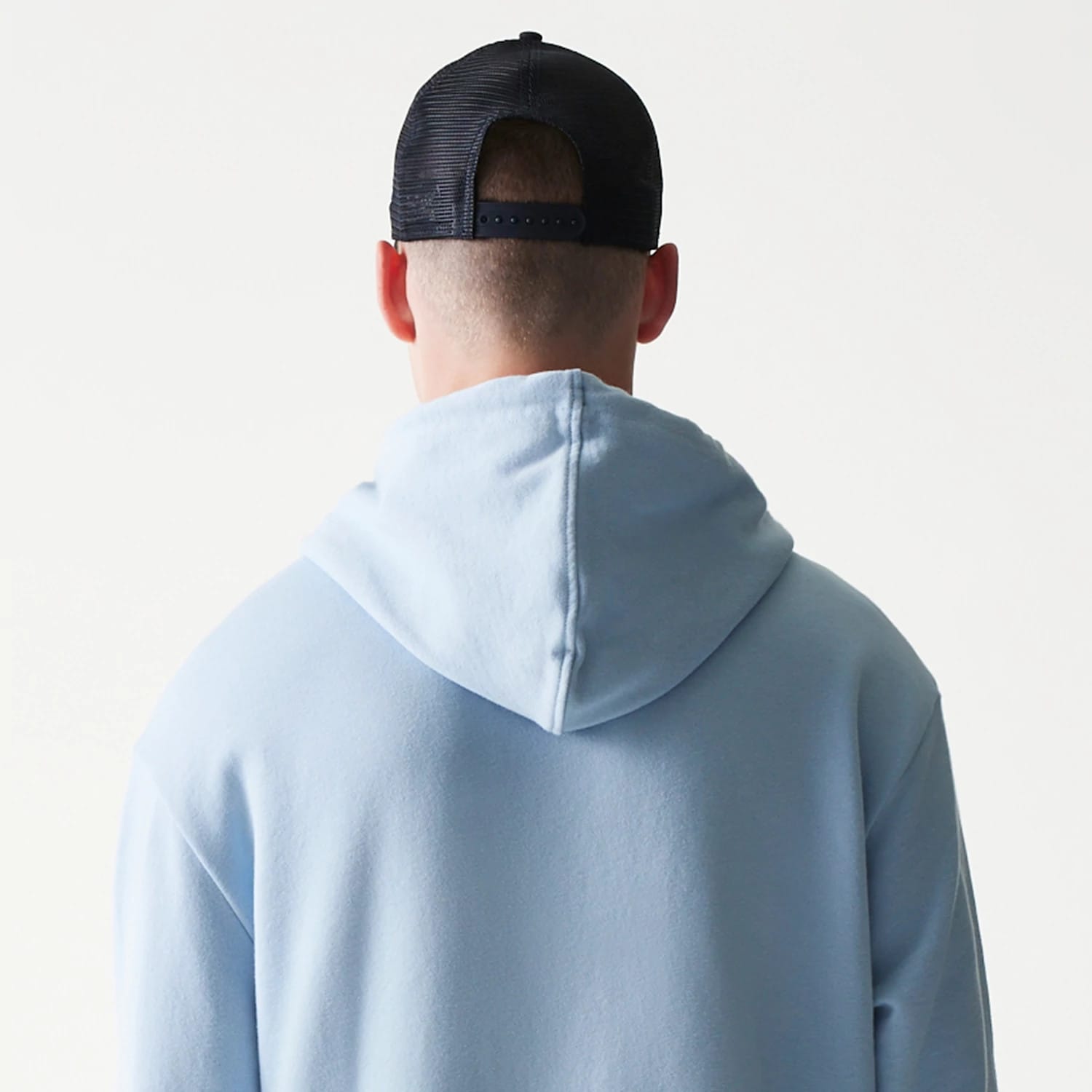 The model is wearing this MLB League Essential Midi New York Yankees Oversized Pullover Hoodie in pastel blue. 7