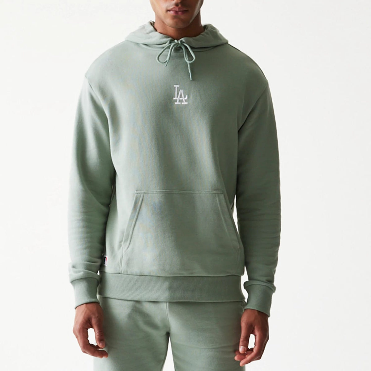 The model is wearing this MLB League Essential Midi LA Dodgers Oversized Pullover Hoodie in green. 3