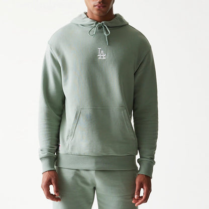 The model is wearing this MLB League Essential Midi LA Dodgers Oversized Pullover Hoodie in green. 3