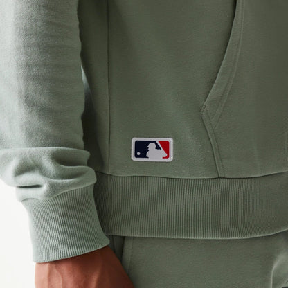 The model is wearing this MLB League Essential Midi LA Dodgers Oversized Pullover Hoodie in green. 6