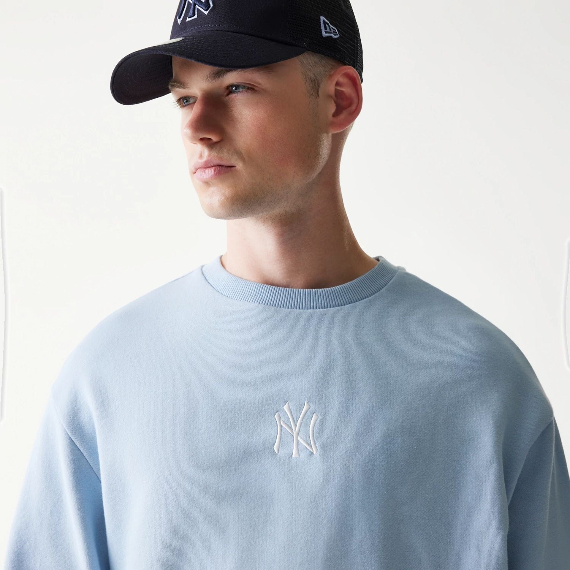 The model is wearing this MLB League Essential Midi New York Yankees Oversized Crew Neck Sweater in pastel blue. 3