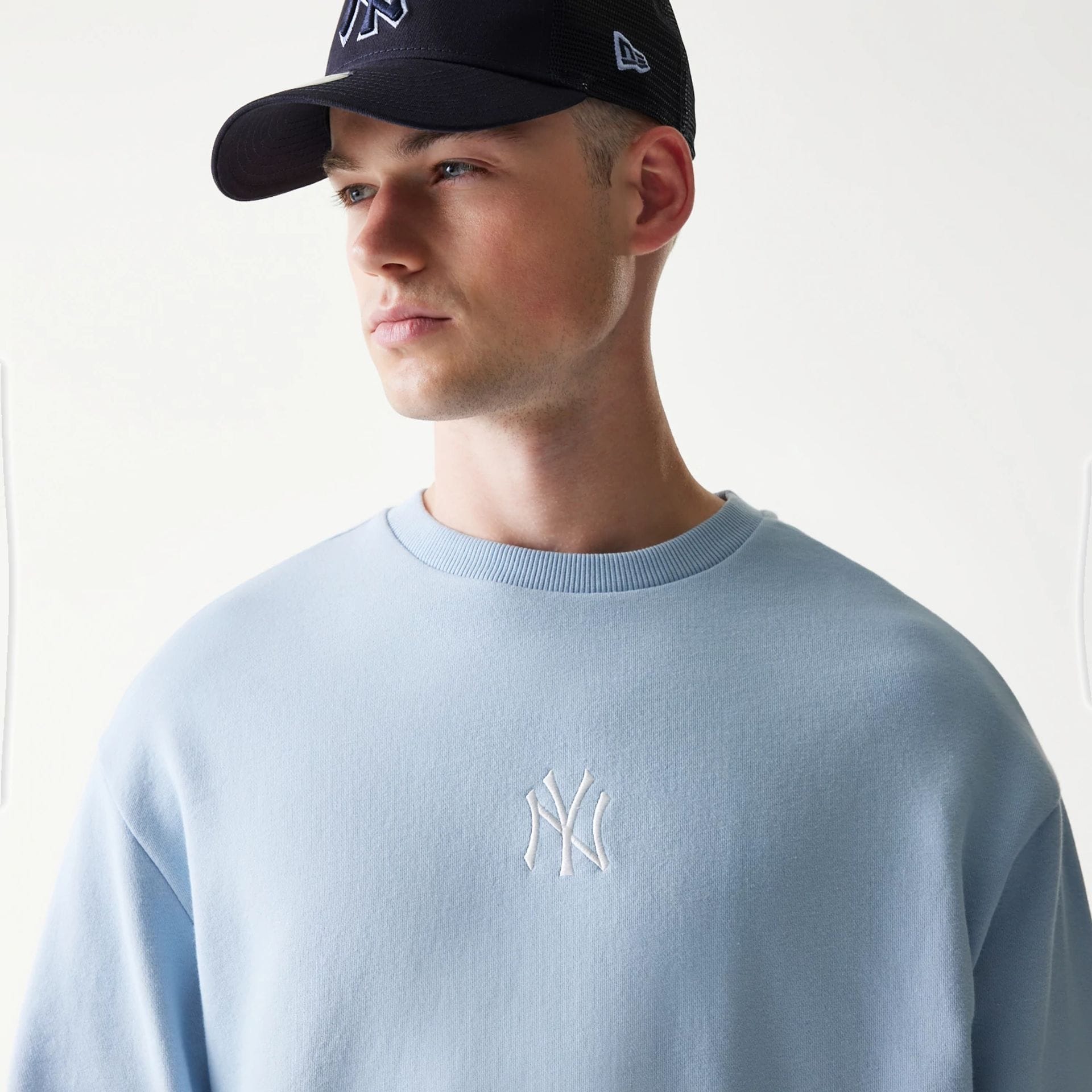 The model is wearing this MLB League Essential Midi New York Yankees Oversized Crew Neck Sweater in pastel blue. 3