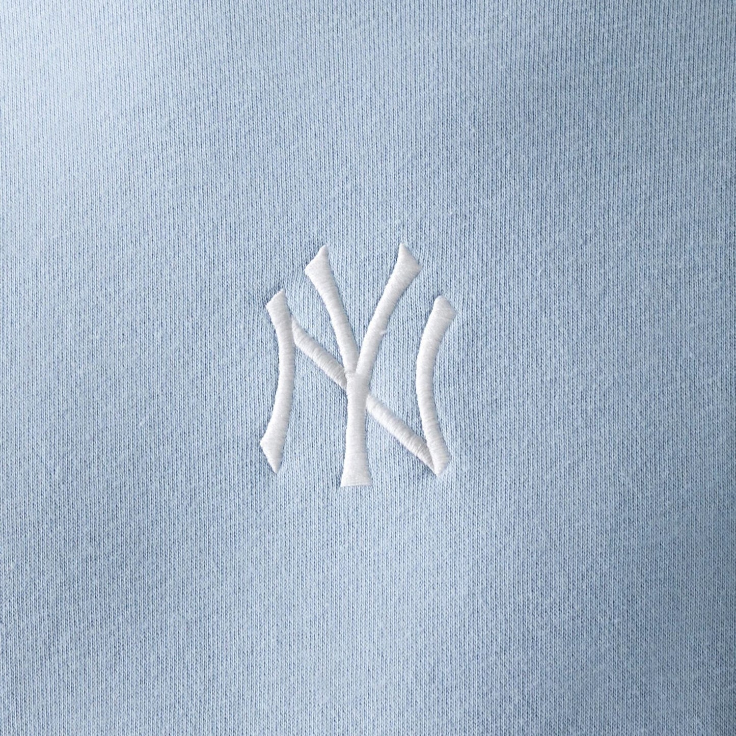 The model is wearing this MLB League Essential Midi New York Yankees Oversized Crew Neck Sweater in pastel blue. 4