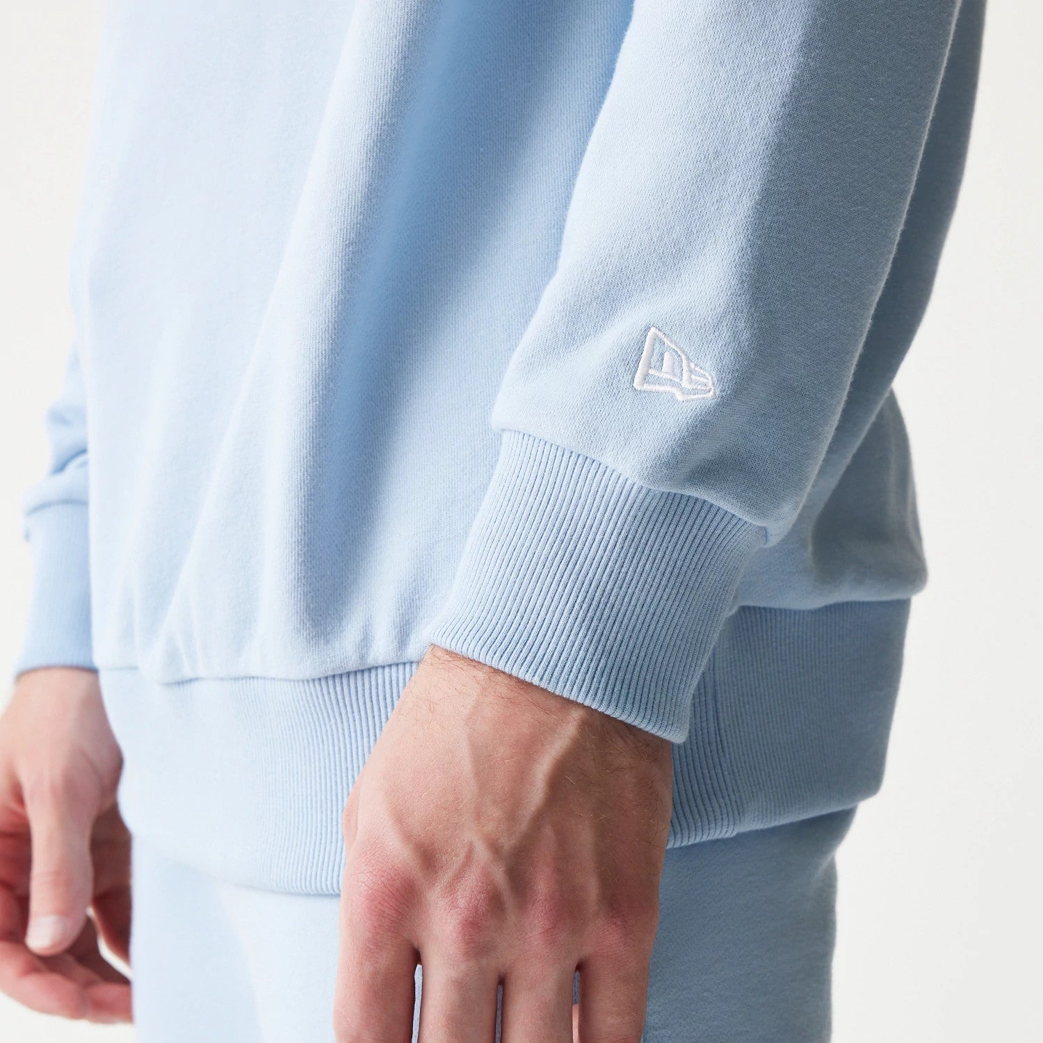 The model is wearing this MLB League Essential Midi New York Yankees Oversized Crew Neck Sweater in pastel blue. 5