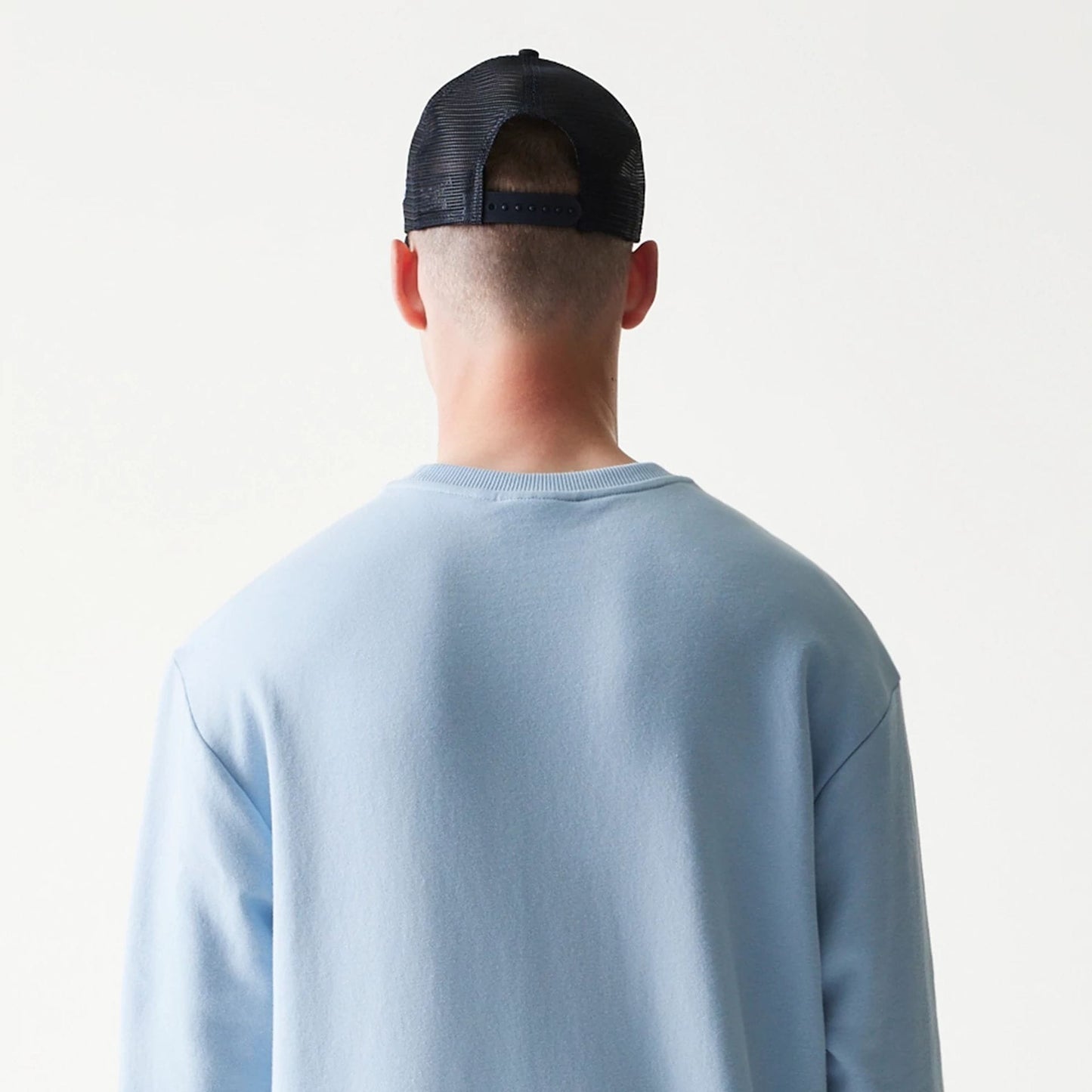 The model is wearing this MLB League Essential Midi New York Yankees Oversized Crew Neck Sweater in pastel blue. 7