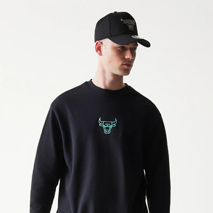 The model is wearing this NBA League Essential Chicago Bulls Oversized Crew Neck Sweater in black. 3