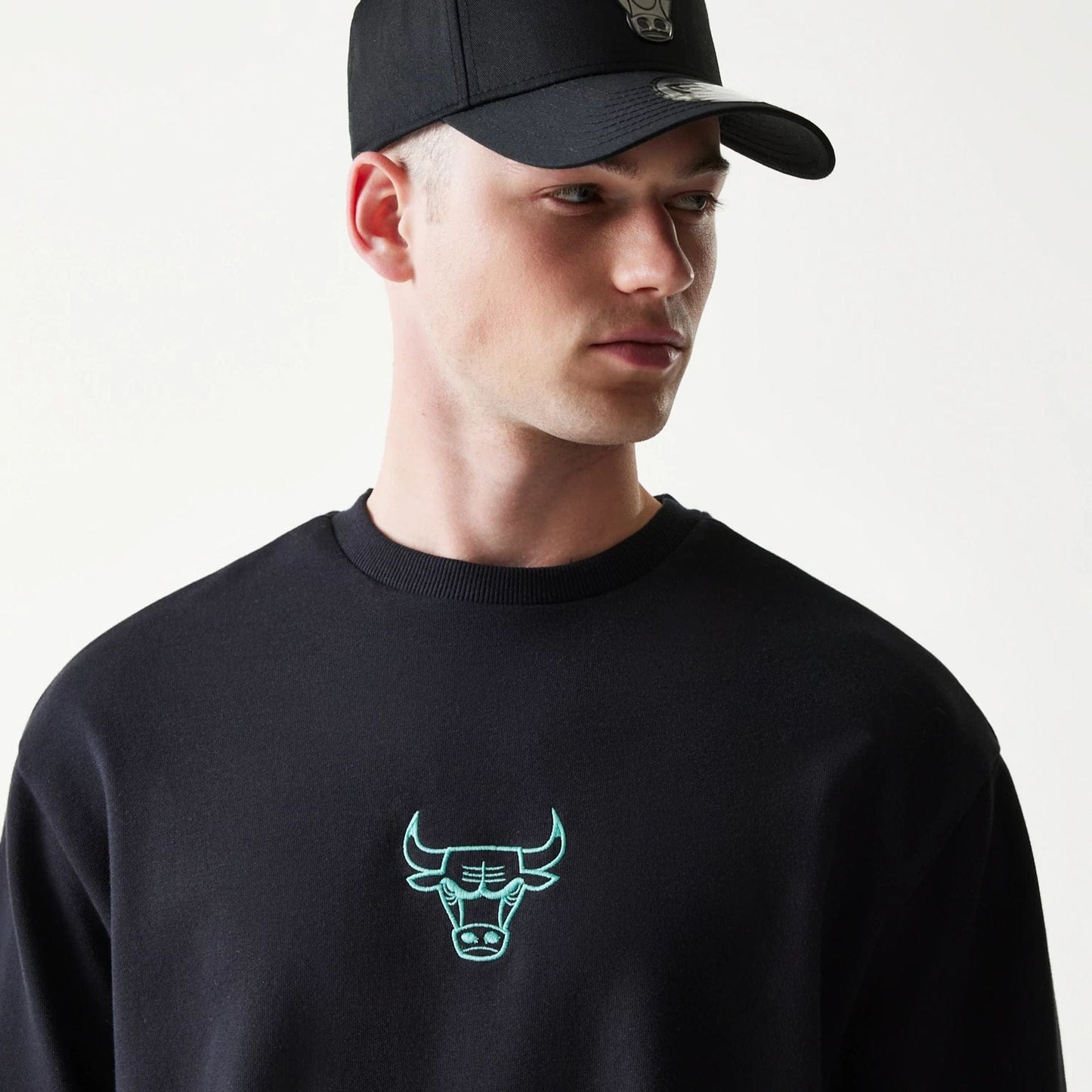 The model is wearing this NBA League Essential Chicago Bulls Oversized Crew Neck Sweater in black. 4