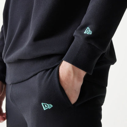 The model is wearing this NBA League Essential Chicago Bulls Oversized Crew Neck Sweater in black. 5