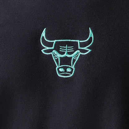 The model is wearing this NBA League Essential Chicago Bulls Oversized Crew Neck Sweater in black. 6