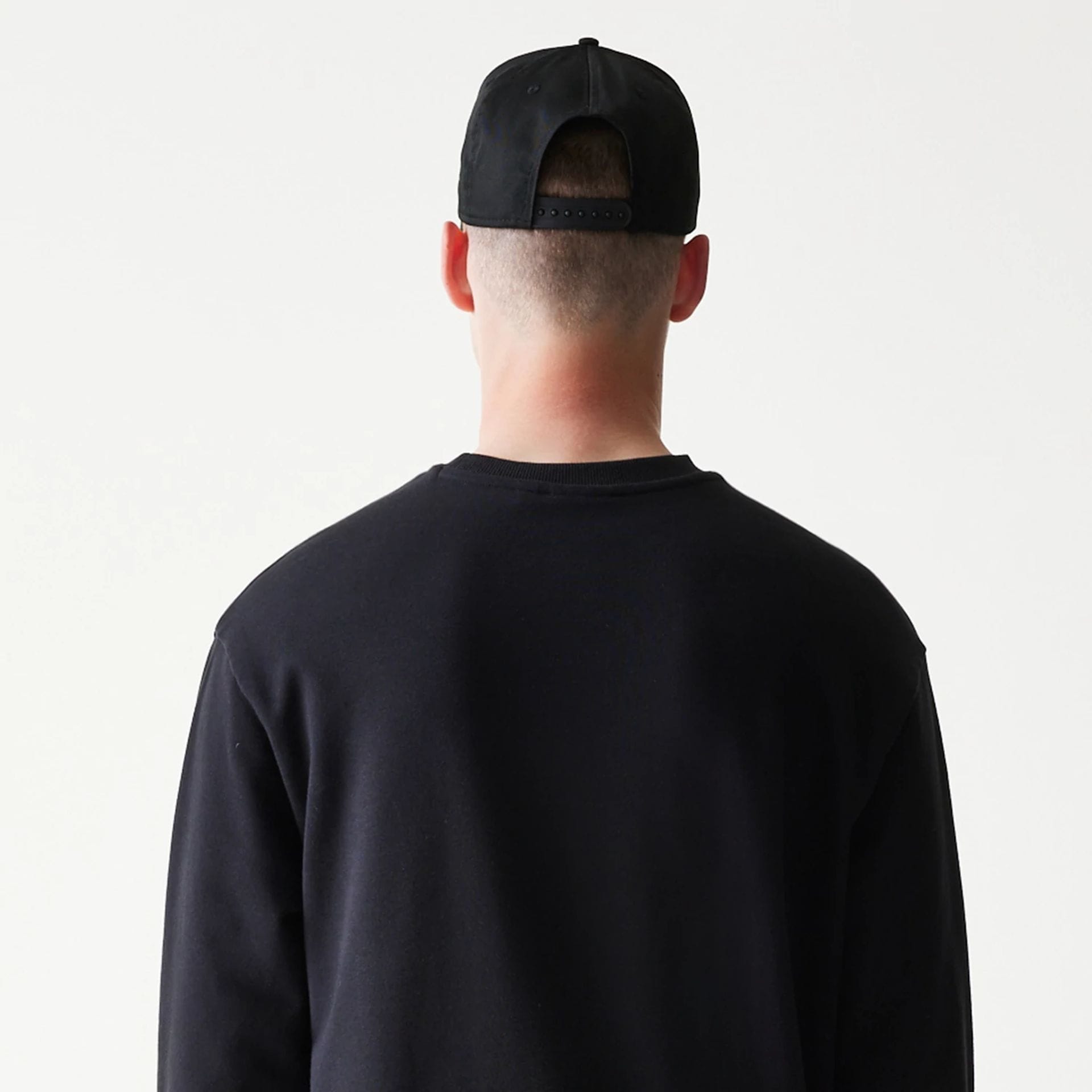The model is wearing this NBA League Essential Chicago Bulls Oversized Crew Neck Sweater in black. 7