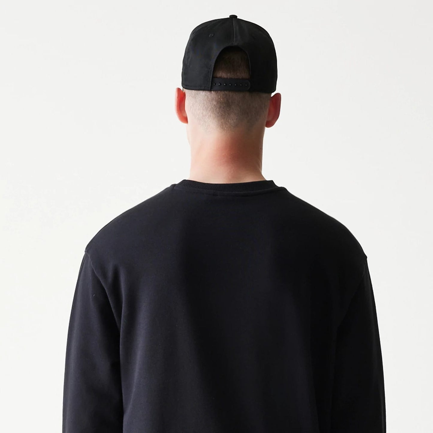 The model is wearing this NBA League Essential Chicago Bulls Oversized Crew Neck Sweater in black. 7