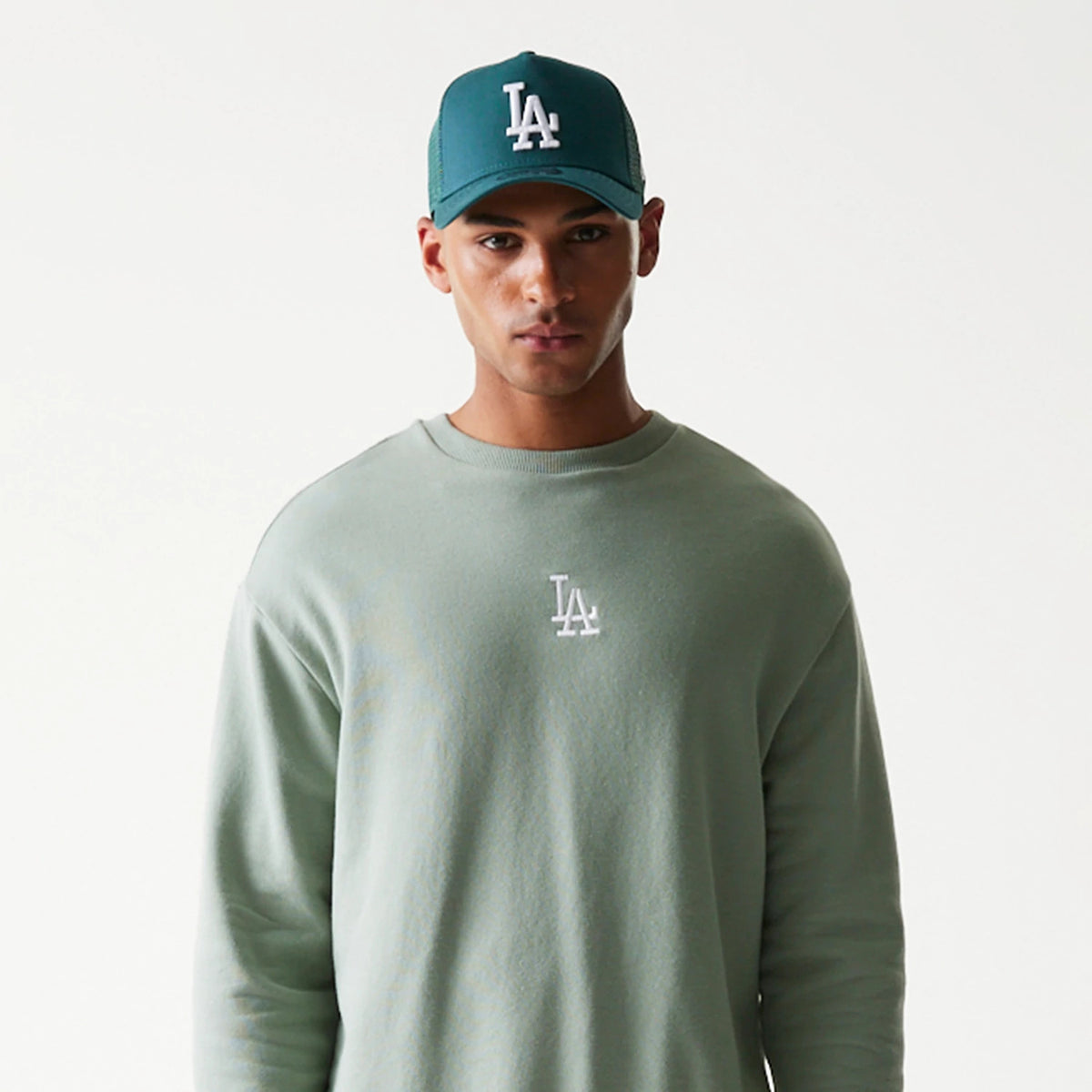The model is wearing this MLB League Essential Midi LA Dodgers Oversized Crew Neck Sweater in green. 3