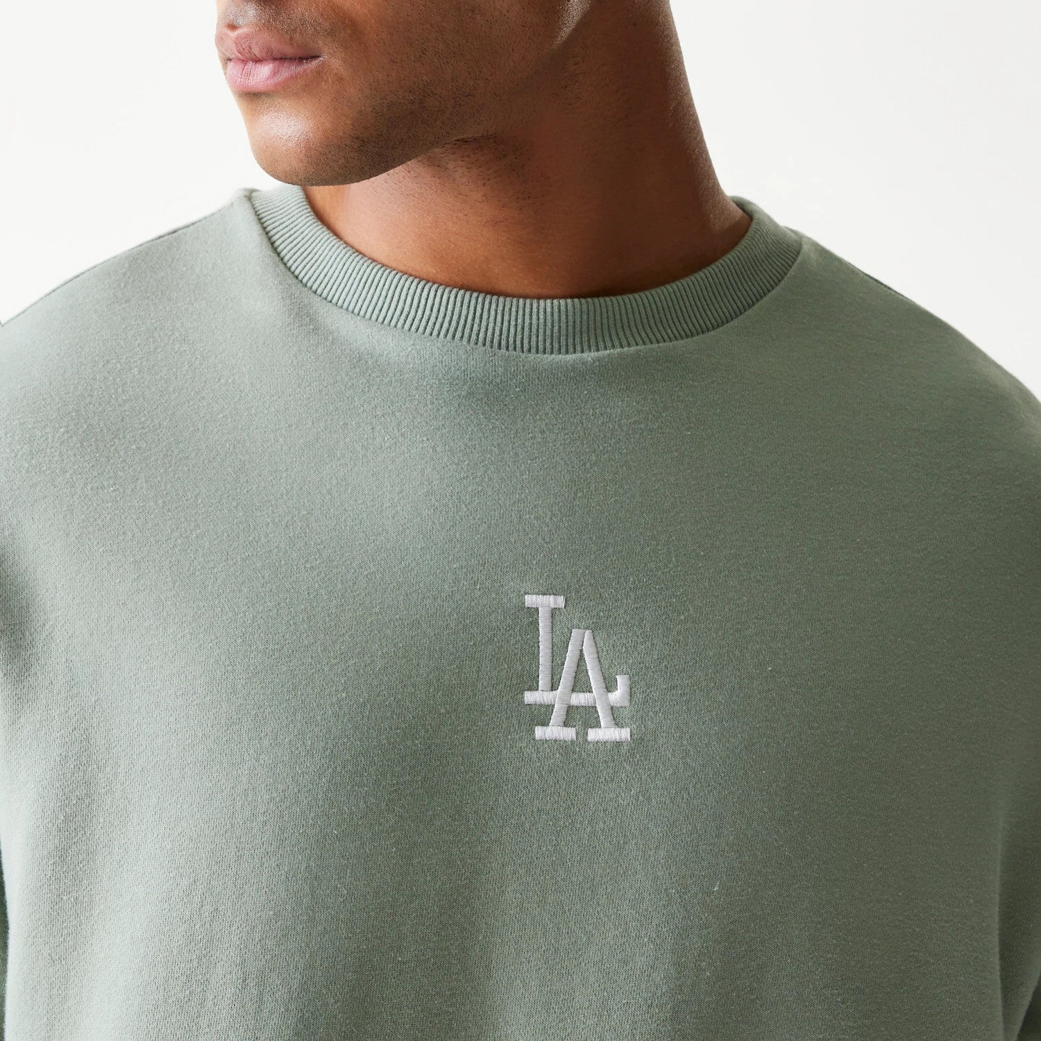 The model is wearing this MLB League Essential Midi LA Dodgers Oversized Crew Neck Sweater in green. 4
