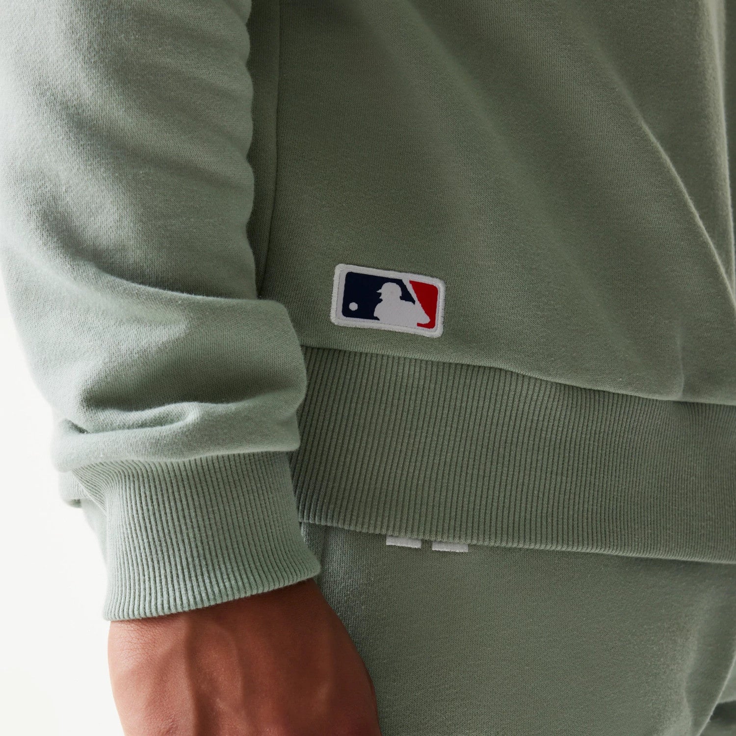 The model is wearing this MLB League Essential Midi LA Dodgers Oversized Crew Neck Sweater in green. 6