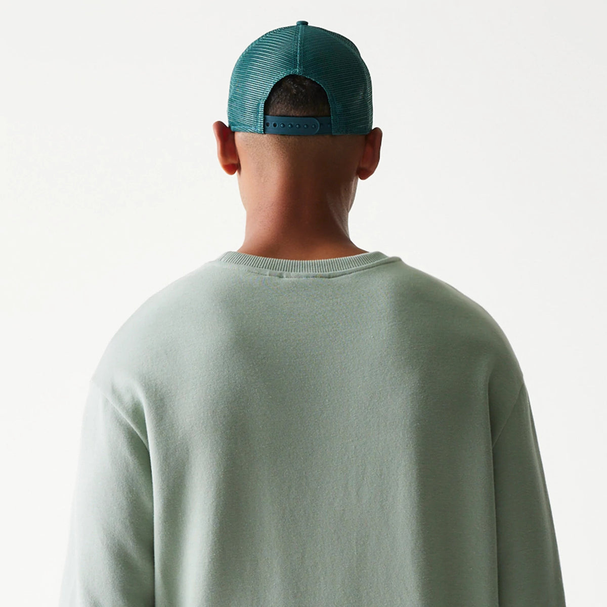 The model is wearing this MLB League Essential Midi LA Dodgers Oversized Crew Neck Sweater in green. 7