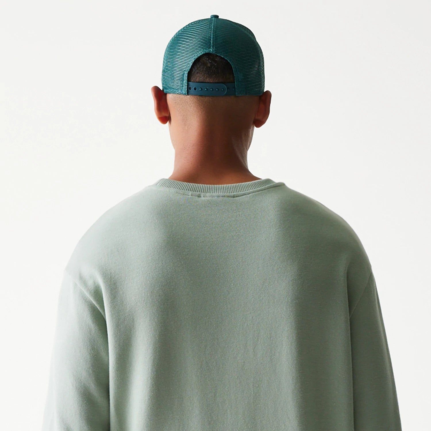 The model is wearing this MLB League Essential Midi LA Dodgers Oversized Crew Neck Sweater in green. 7
