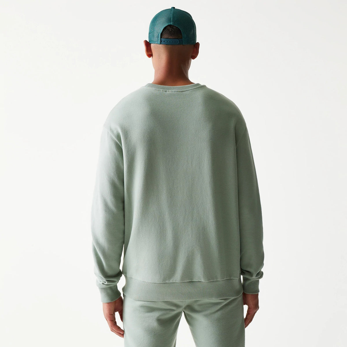 The model is wearing this MLB League Essential Midi LA Dodgers Oversized Crew Neck Sweater in green. 2