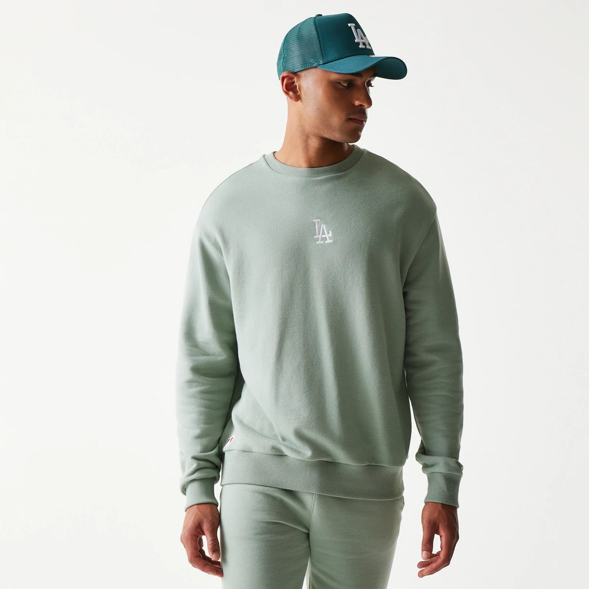 The model is wearing this MLB League Essential Midi LA Dodgers Oversized Crew Neck Sweater in green. 1