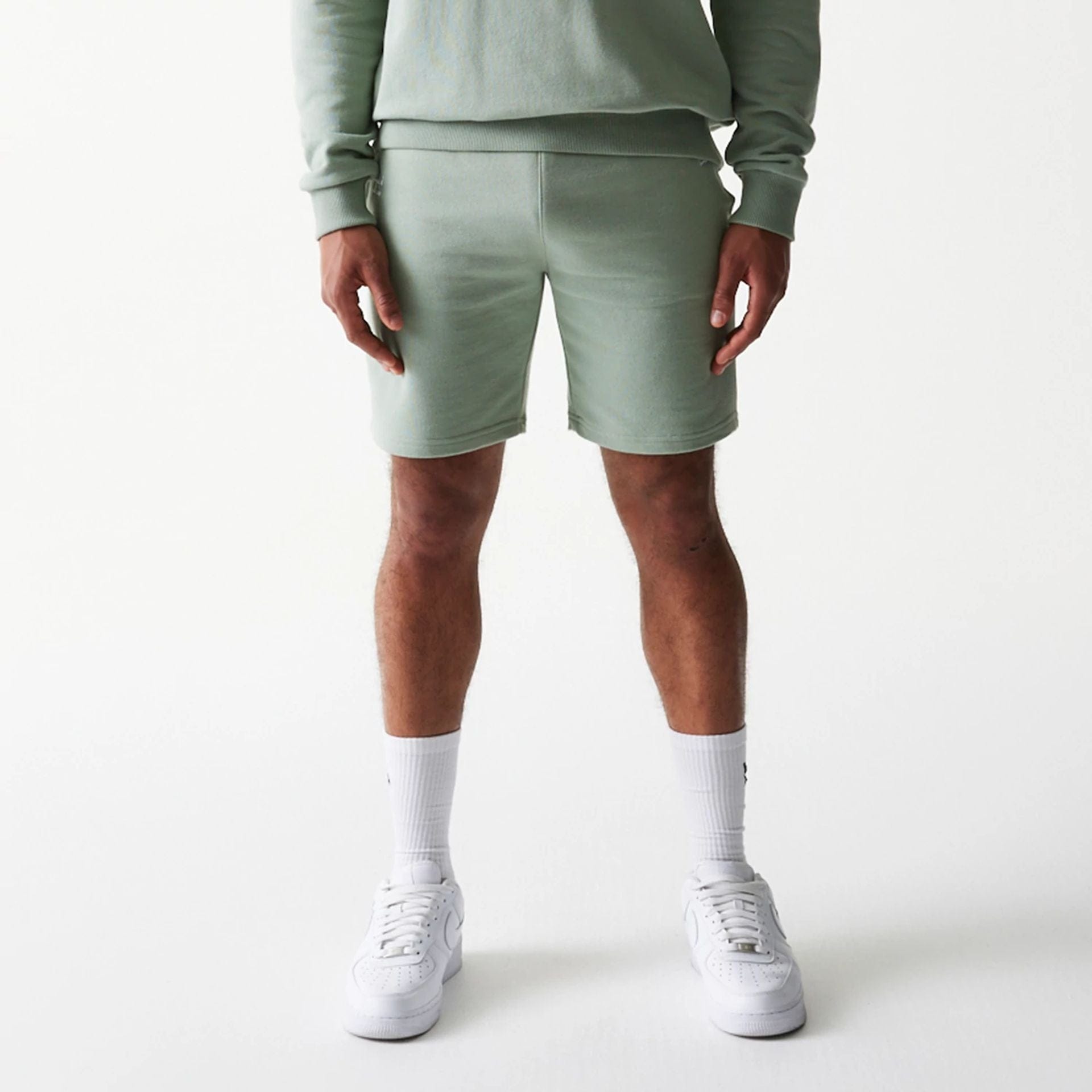 The model is wearing this MLB League Essential Midi LA Dodgers Shorts in pastel green. 7