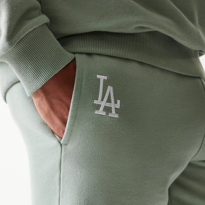 The model is wearing this MLB League Essential Midi LA Dodgers Shorts in green. 3
