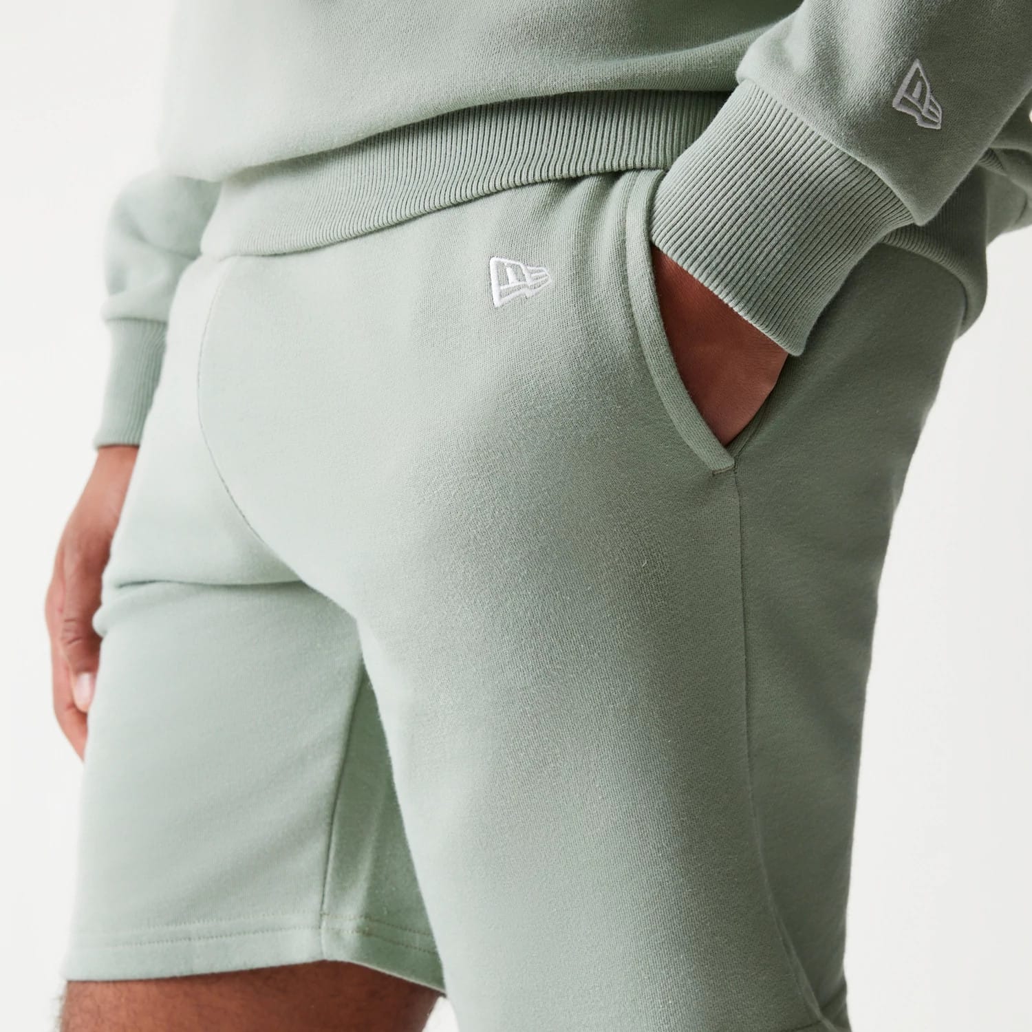 The model is wearing this MLB League Essential Midi LA Dodgers Shorts in green. 4