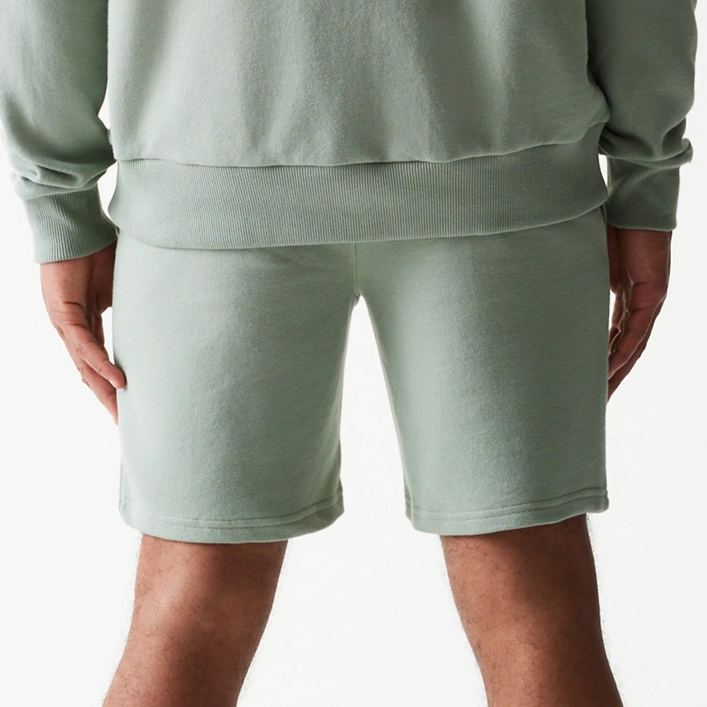 The model is wearing this MLB League Essential Midi LA Dodgers Shorts in green. 6