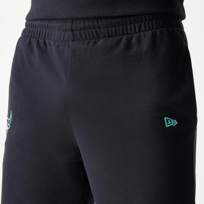 The model is wearing this NBA Core Chicago Bulls Shorts in black. 5