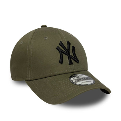 Pictured is this MLB League Essential New York Yankees 9FORTY in green. 3