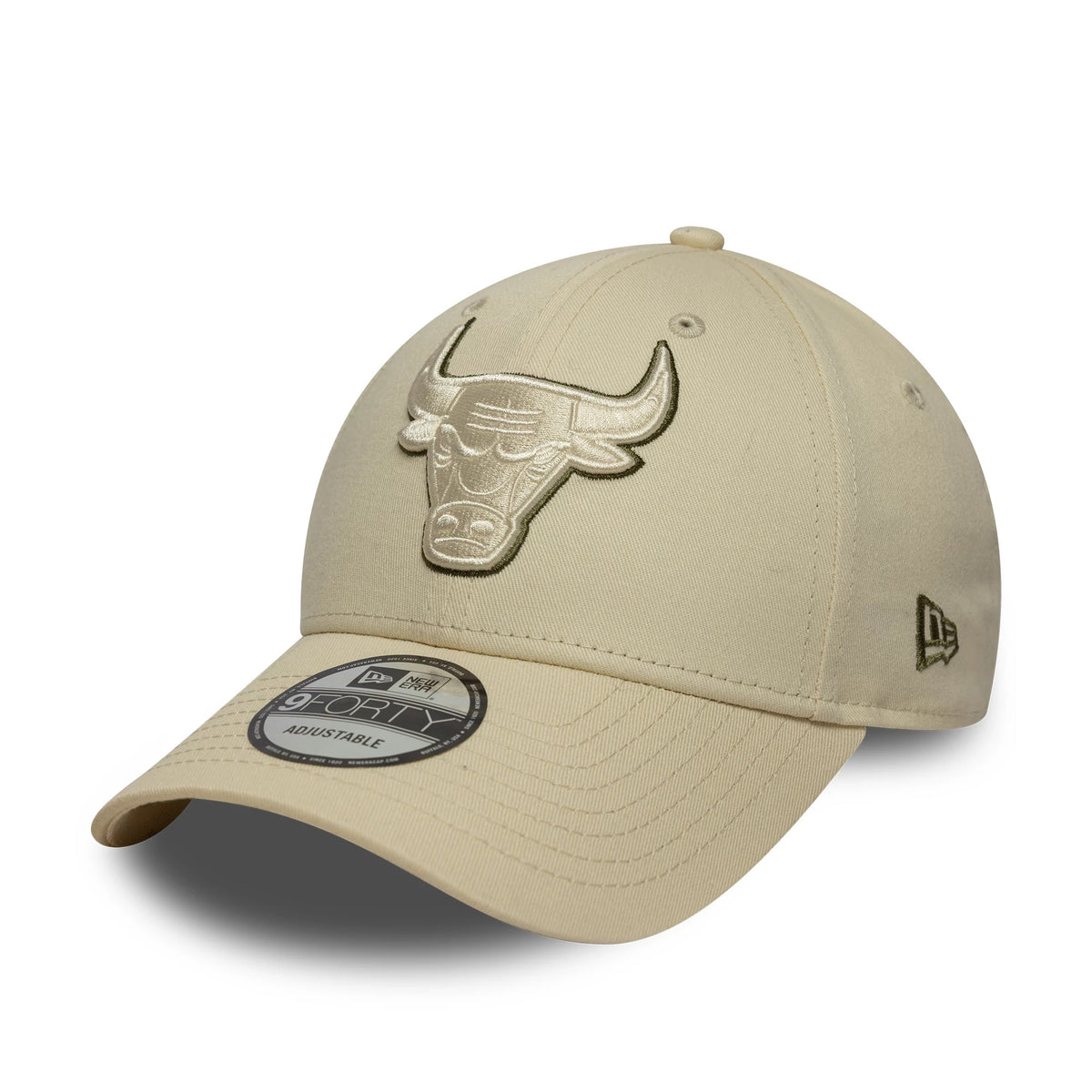 Chicago Bulls NBA Team Outline Light Beige New Era 9FORTY Cap, three-quarter view showing the raised beige embroidered Bulls logo on the front panel, light beige curved visor with 9FORTY size sticker, and olive New Era flag logo on the left side.