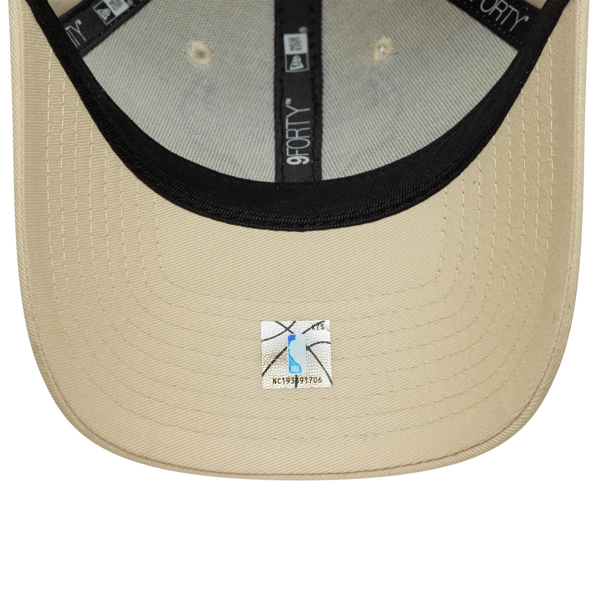 Pictured is this NBA Team Outline Chicago Bulls 9FORTY in light beige. 5