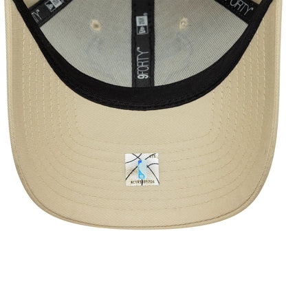 Pictured is this NBA Team Outline Chicago Bulls 9FORTY in light beige. 5