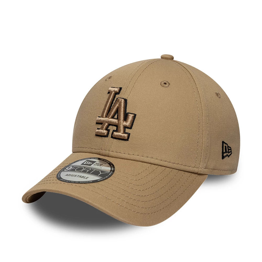 LA Dodgers MLB Team Outline Light Beige New Era 9FORTY Cap, three-quarter view showing the brown raised LA logo on the front panel and the black New Era flag logo on the left side, with a 9FORTY size sticker on the curved visor.