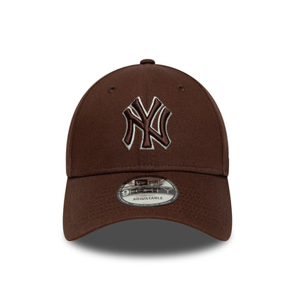 New York Yankees MLB Team Outline Brown New Era 9FORTY Cap, front view showing the brown and white embroidered Yankees logo on the front panel, with a curved visor and a 9FORTY size sticker centrally placed.