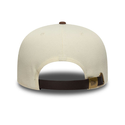 Pictured is this MLB Suede Visor New York Yankees 9FIFTY A-Frame Snapback in light beige. 4