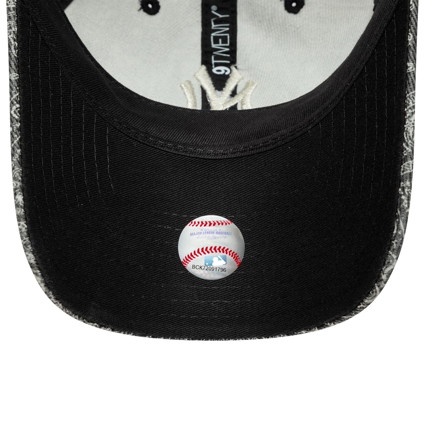 Pictured is this MLB Washed Paisley New York Yankees 9TWENTY in black. 5