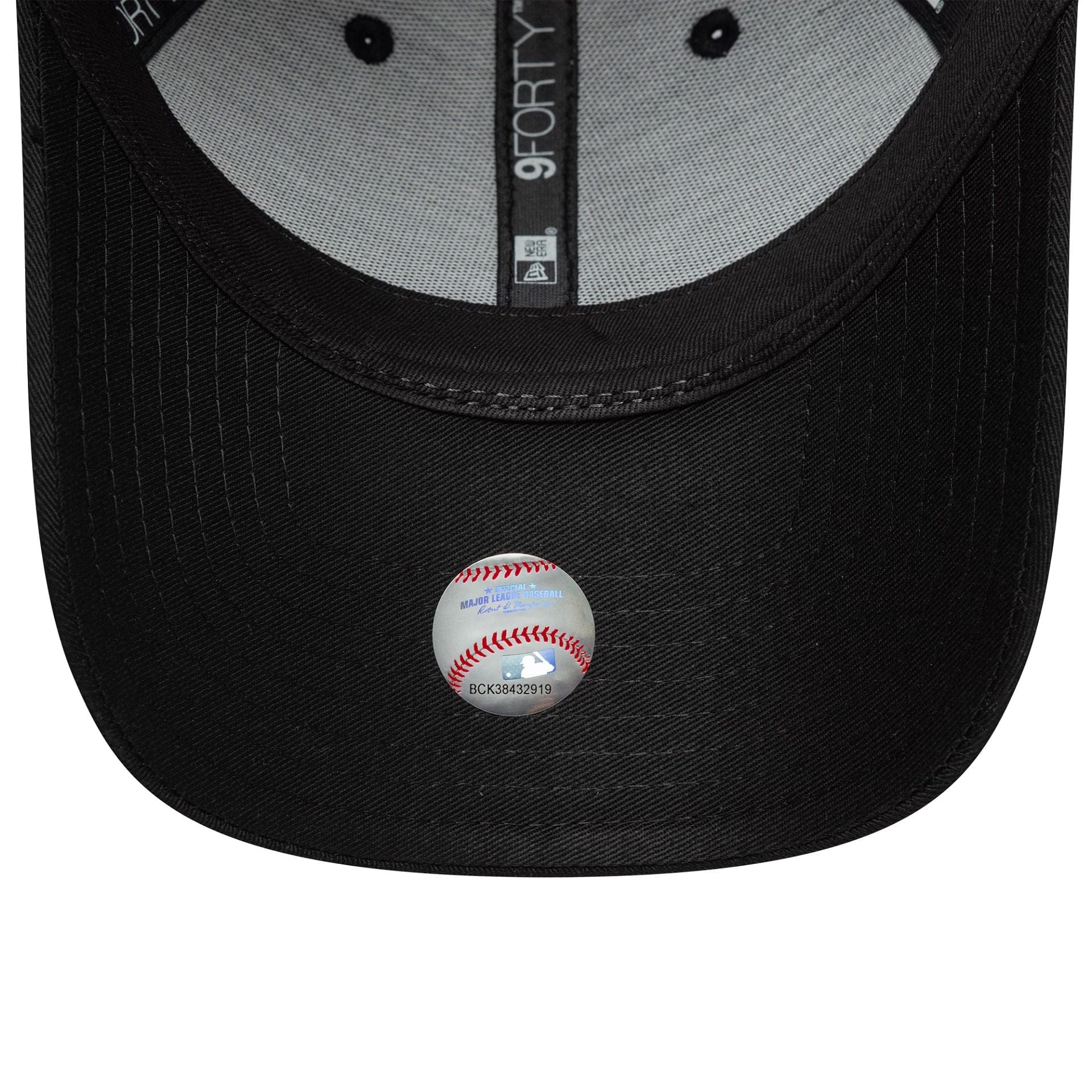 Pictured is this MLB Metallic New York Yankees 9FORTY in black. 5