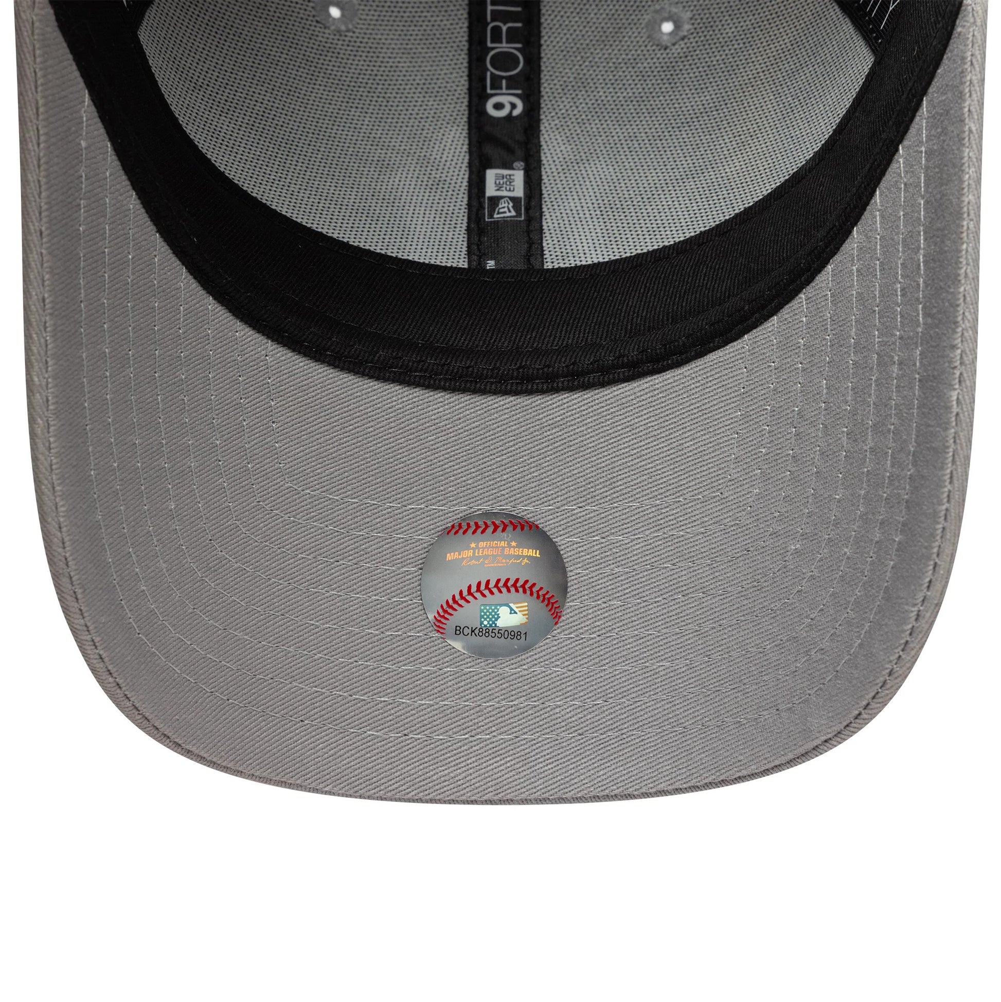 Pictured is this MLB Side Patch New York Yankees 9FORTY in grey. 6