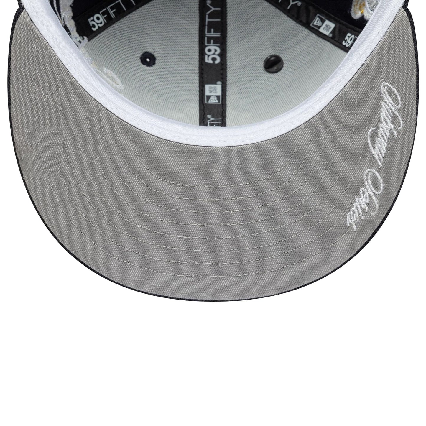 Pictured is this MLB Subway Series New York Yankees 59FIFTY Fitted cap in navy. 5
