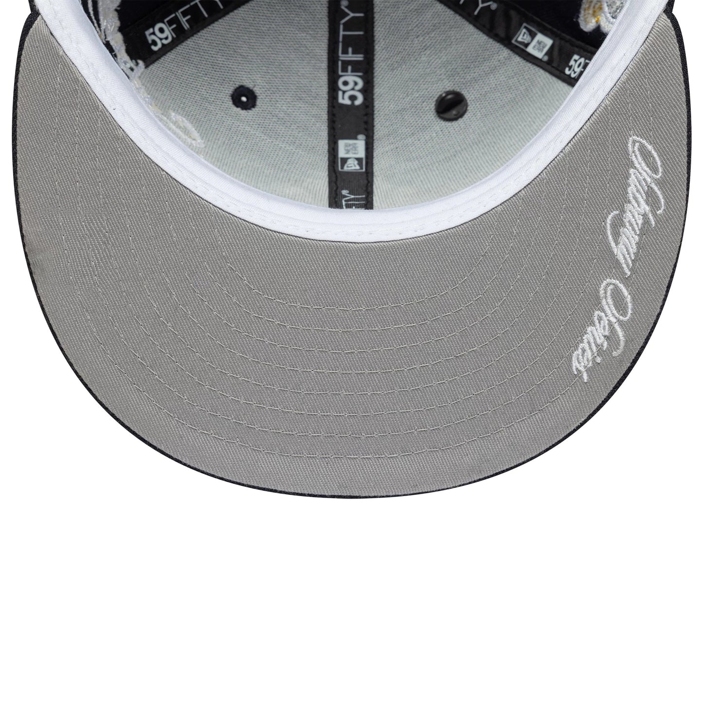 Pictured is this MLB Subway Series New York Yankees 59FIFTY Fitted cap in navy. 2