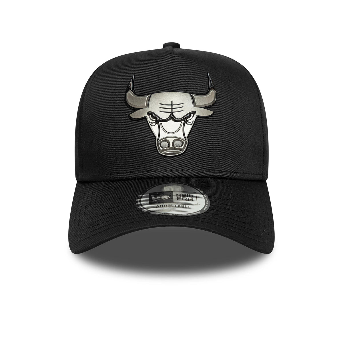 Chicago Bulls NBA Metallic Black New Era 9FORTY E-Frame Cap, front view showing the grey Bulls logo in raised embroidery on the black structured crown, with a 9FORTY size sticker on the curved visor.