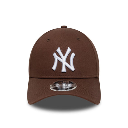 Pictured is this MLB New York Yankees 9FORTY M-Crown in brown. 2