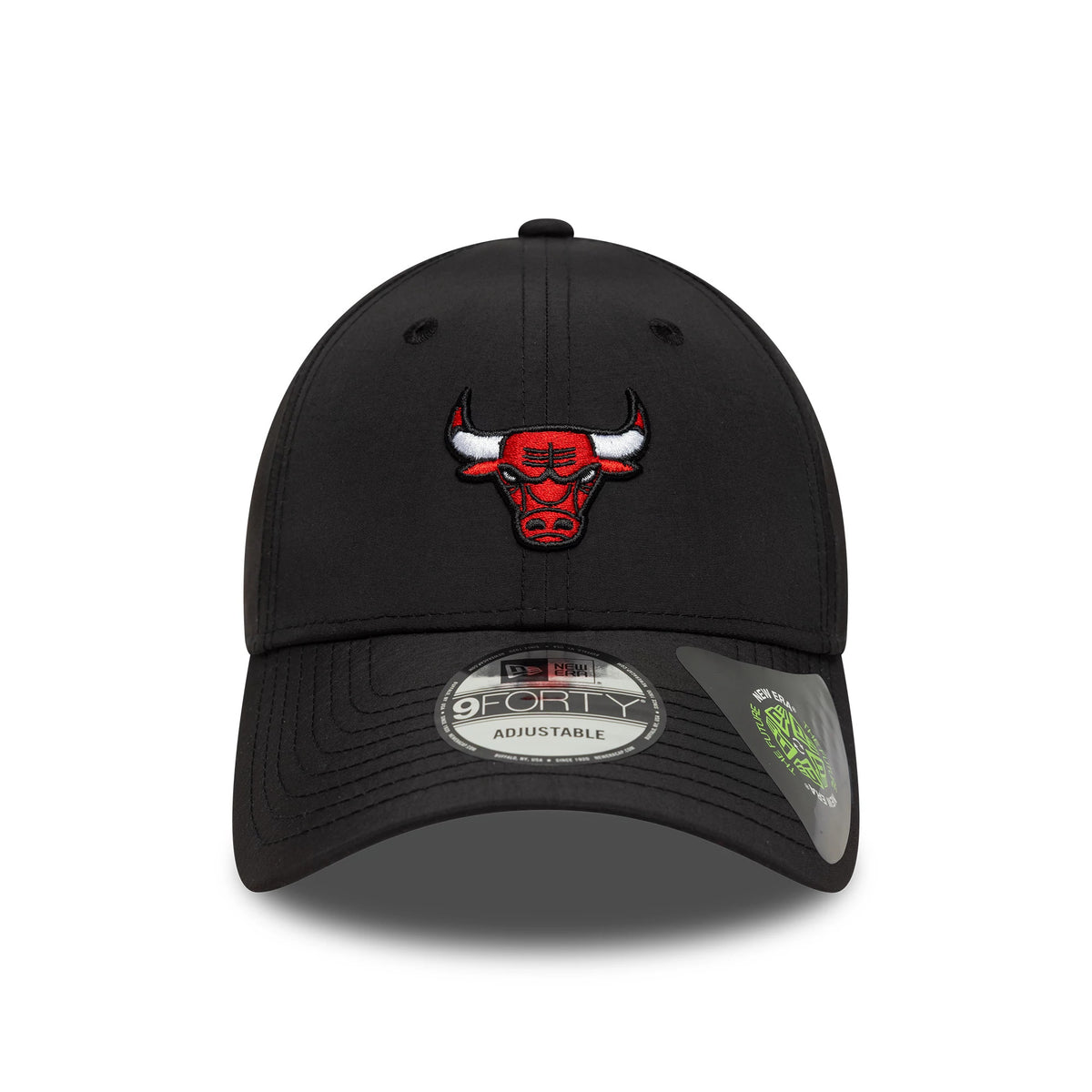 Chicago Bulls NBA Recycled Midi Black New Era 9FORTY Cap, front view showing a red and black embroidered Bulls logo on the structured black crown, with a curved visor and a 9FORTY size sticker centrally placed.