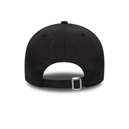 Pictured is this NBA Recycled Midi Chicago Bulls 9FORTY in black. 4