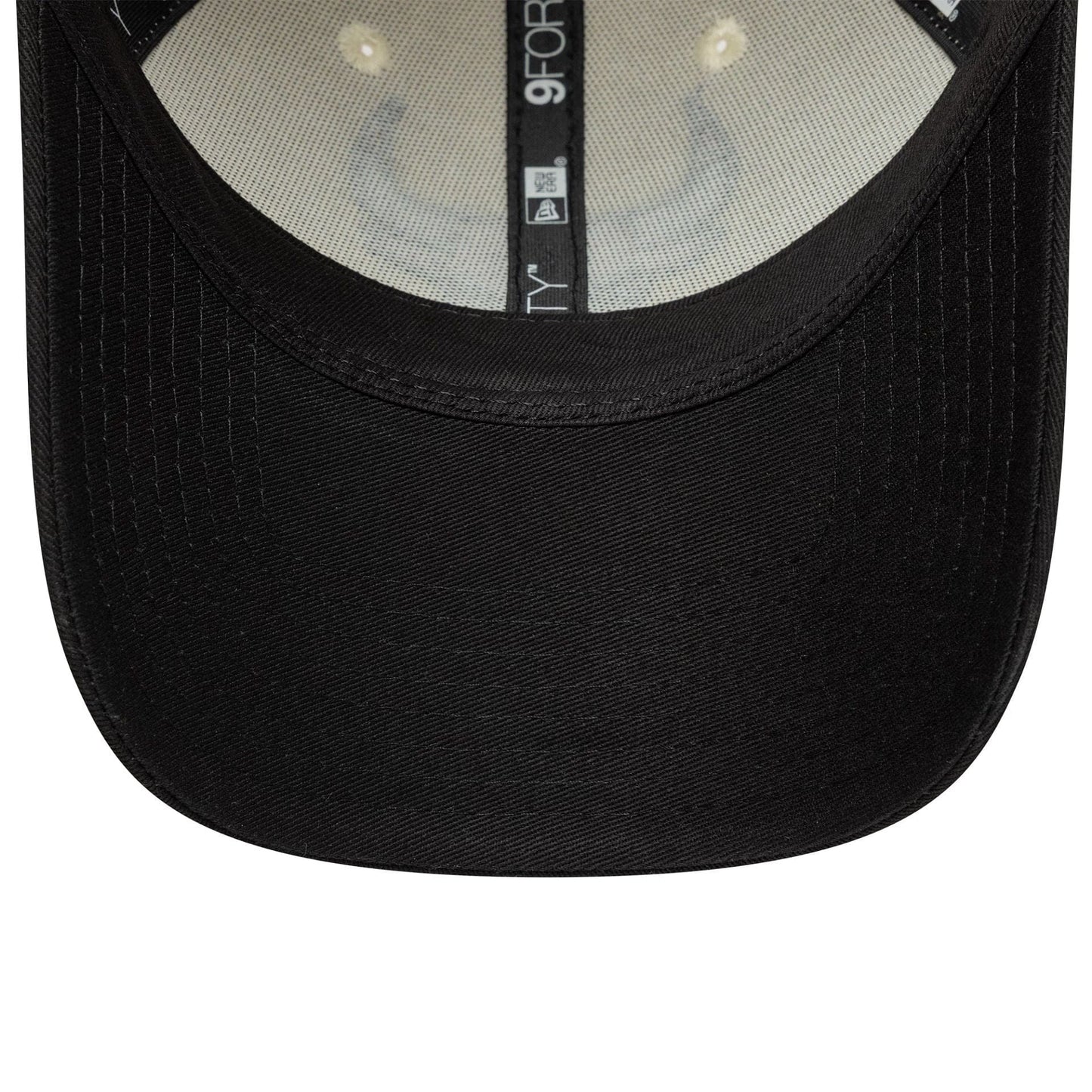 Pictured is this NBA Colour Block Chicago Bulls 9FORTY in Cream. 5