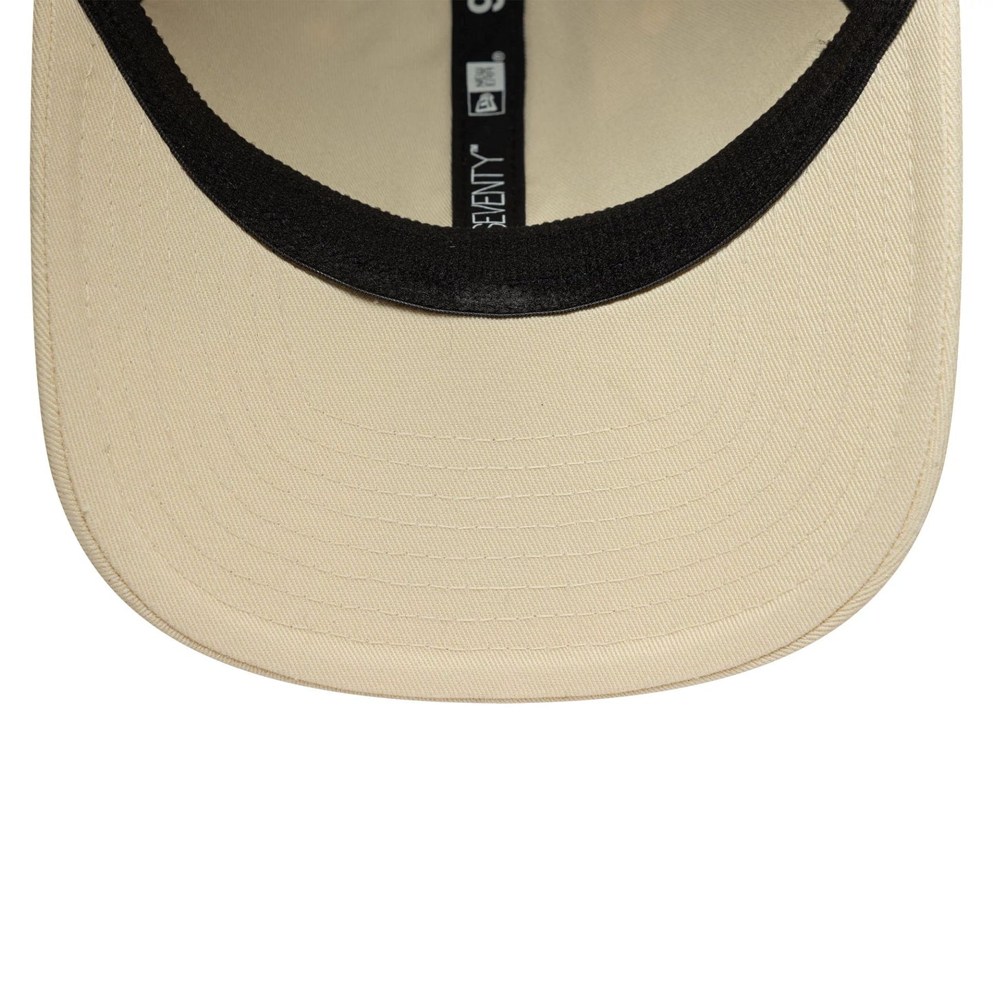 Pictured is this Ducati Motor Logo 9SEVENTY Stretch Snap in light beige. 5