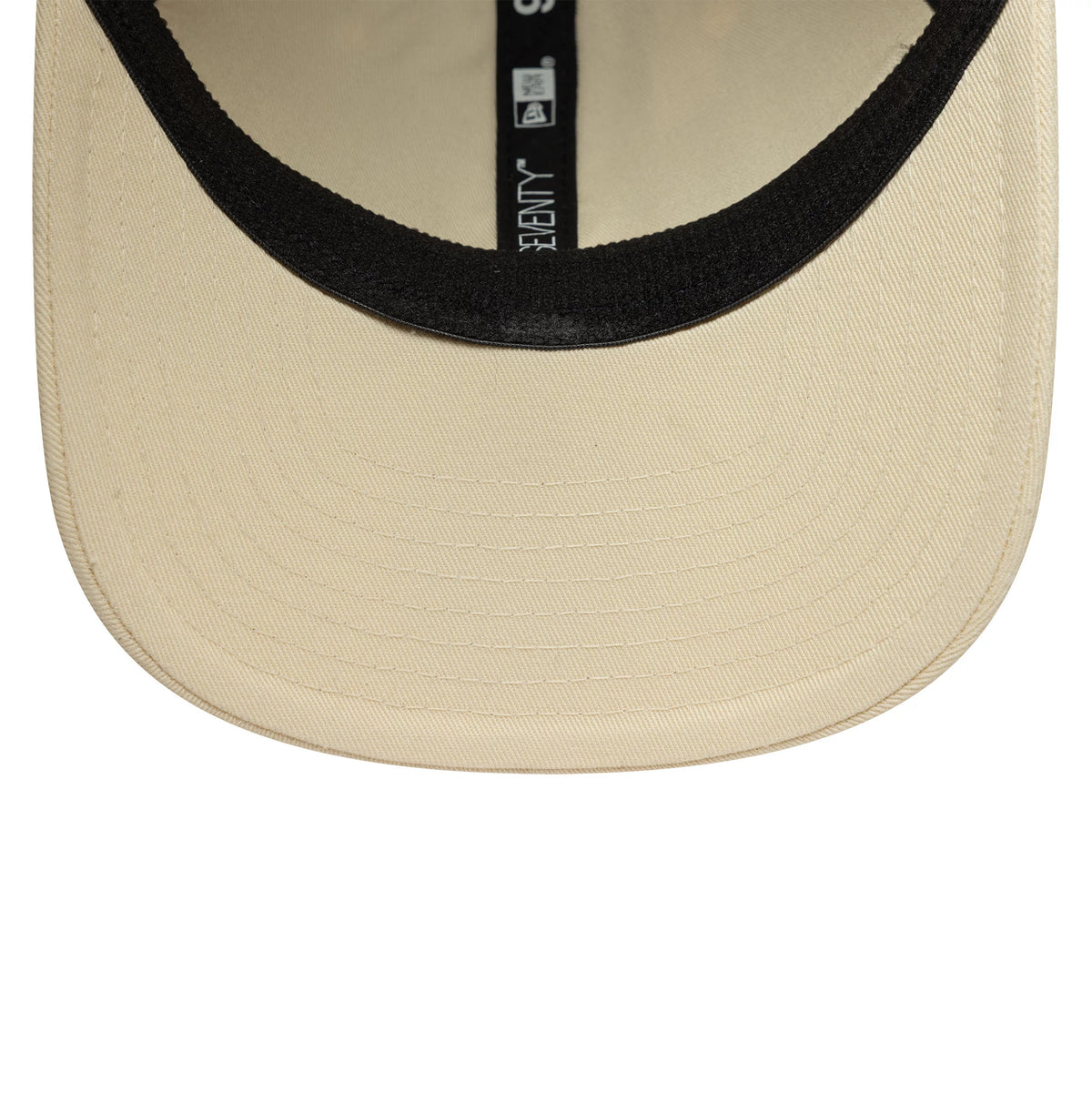 Pictured is this Ducati Motor Logo 9SEVENTY Stretch Snap in light beige. 5